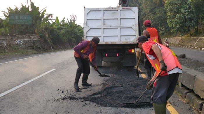Pekerja dari Balai Besar Pelaksana Jalan Nasional (BBPJN) Kementerian PUPR melakukan perbaikan di beberapa lubang jalur Pantura Batang.