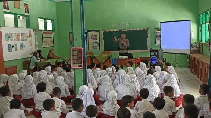 Anggota Polres Banjarnegara, Aipda Agung Ristianto Saputro, mewakafkan tanah pribadinya untuk membantu MI Ma'arif Nurul Fatah Petir, Kecamatan Purwanegara, dalam menyediakan fasilitas belajar yang layak bagi siswa.