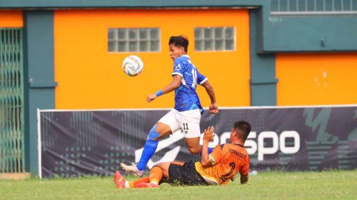 Pemain Persiku Kudus beradu lari dengan pemain Tornado FC Pekanbaru untuk merebut bola pada babak 8 besar Liga 3 Nasional di Stadion Mini Cibinong, Kamis (30/5/2024). Pada laga tersebut, Persiku meraih poin penuh dengan hasil kemenangan.