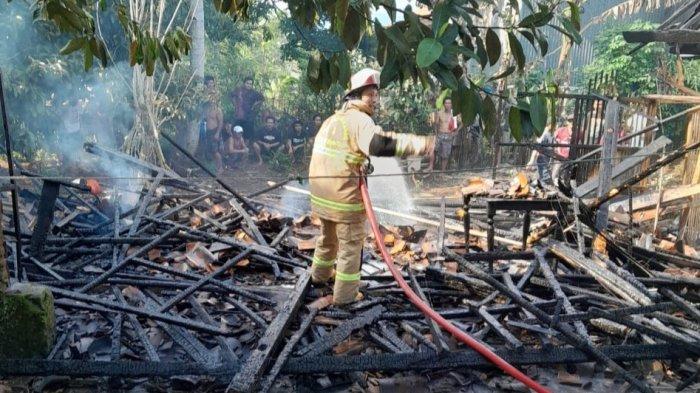 Petugas Pos Damkar Majenang saat memadamkan api dalam insiden kebakaran yang menimpa dapur milik Kartim warga desa Madusari, Wanareja, Cilacap, Jumat (29/3/2024) sore.