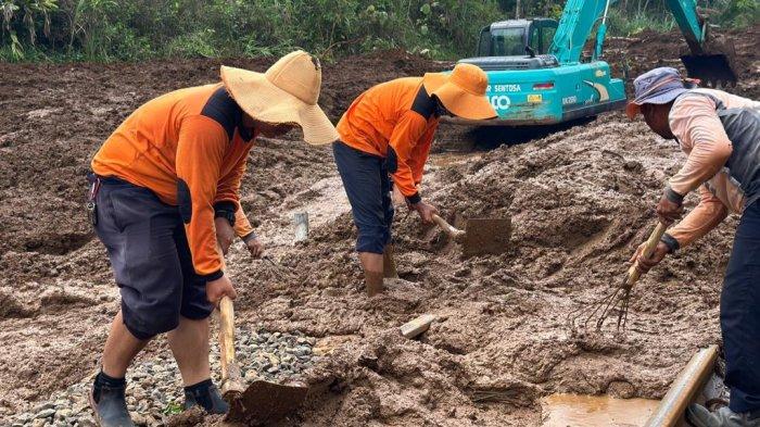 Tim Gabungan PT KAI Daop 5 Purwokerto bekerja sama dengan instansi lain saat membersihkan material longsoran yang menutup jalur rel kereta api di petak Stasiun Karanggandul Karanglewas-Karangsari Cilongok, Banyumas, Jawa Tengah, Senin (4/12/2023).