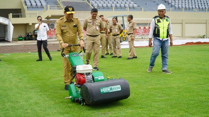 Pj Bupati Jepara, Edy Supriyanta beserta jajaranya melakukan pengecekan pekerjaan di Stadion Gelora Bumi Kartini (SGBK).