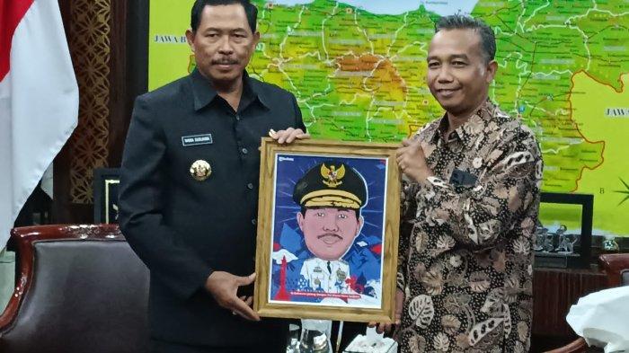 Pj Gubernur Jateng, Nana Sudjana menerima cendera mata usai berdiskusi dengan Pemimpin Redaksi Tribun Jateng, Erwin Ardian, di Kantor Pemprov Jateng Rabu (27/9/2023).