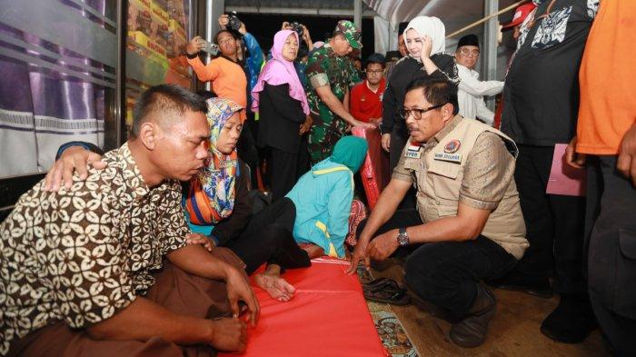 Pj Gubernur Jateng, Nana Sudjana berbincang bersama warga korban banjir Pekalongan di tempat pengungsian Kecamatan Bojong, Kamis (14/3/2024).