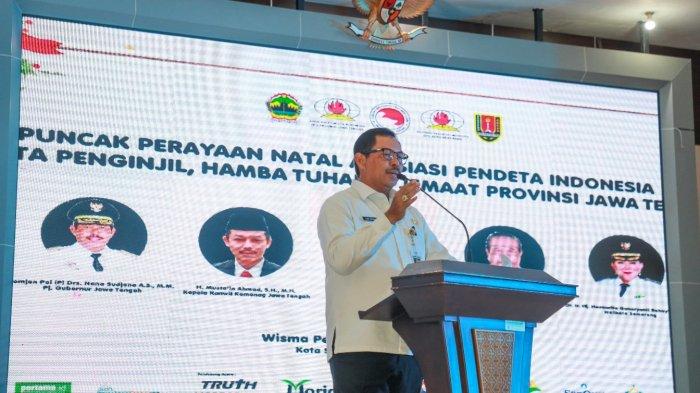 Pj Gubernur Jawa Tengah, Nana Sudjana menghadiri acara Peringatan Natal 2023 DPD Asosiasi Pendeta Indonesia (API) Jawa Tengah di Wisma Perdamaian Semarang, Senin (8/1/2024).