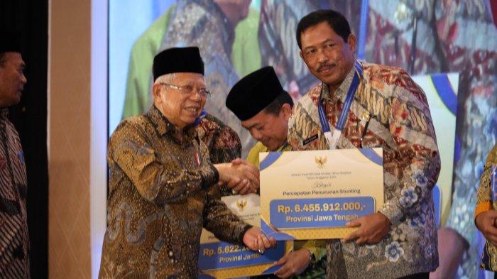 Pj Gubernur Jateng, Nana Sudjana menerima penghargaan yang diberikan Wakil Presiden RI, Ma'ruf Amin selaku Ketua Tim Percepatan Penurunan Stunting (TPPS) Nasional pada acara Rakornas Percepatan Penurunan Stunting di Hotel Grand Sahid Jaya Jakarta Selasa (4/9/2024).