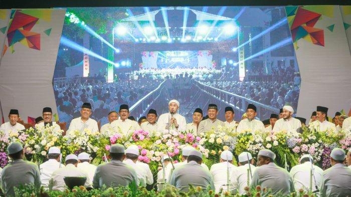 Pj Gubernur Jateng Nana Sudjana mengikuti Jateng Bersholawat di halaman Kantor Gubernur Jateng, Kamis (28/3/2024) malam.