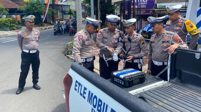Polisi lalu lintas menerbangka ETLE Drone di wilayah Kabupaten Purbalingga yang dilaksanakan di Simpang Empat Sirongge, Purbalingga, Senin (11/12/2203) siang.