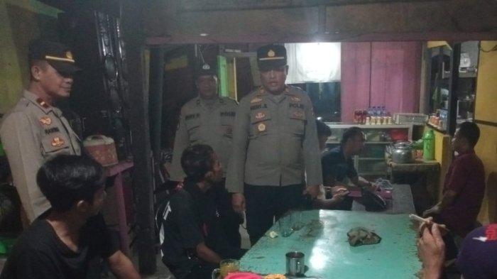 Polisi saat menyita 20 liter tuak dan 1 liter ciu, 8 botol anggur merah, dan 6 botol bir, di Desa Pandansari, kompleks Terminal Ajibarang dan tempat karaoke di Desa Ajibarang Wetan, Kabupaten Banyumas, Sabtu (28/9/2024).