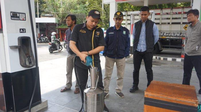 Satreskrim Polres Purbalingga bersama Dinas Perindustrian dan Perdagangan (Dinperindag) Kabupaten Purbalingga saat melaksanakan inspeksi mendadak di sejumlah SPBU wilayah Kabupaten Purbalingga, Jumat (29/3/2024).