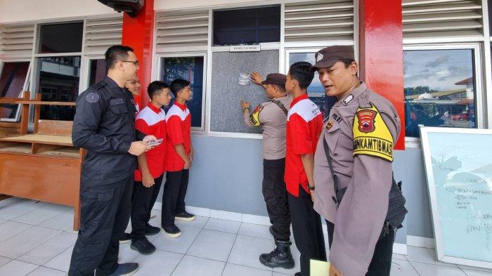 Humas Polresta Banyumas blusukan ke sekolah untuk membagikan stiker sosialisasi dan edukasi larangan penggunaan knalpot brong di kalangan pelajar, Senin (22/1/2024).