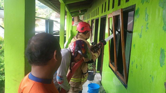 Petugas Pos Damkar Majenang melakukan pemadaman dalam insiden kebakaran ruang kelas lantai dua di Ponpes As Saidiyah Majenang, Cilacap, Jumat (6/12/2024). Hingga saat ini penyebab kebakaran masih dalam penyelidikan.