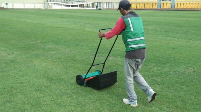 Pekerja tengah menyelesaikan proses renovasi di Stadion Gelora Bumi Kartini atau GBK Jepara.
