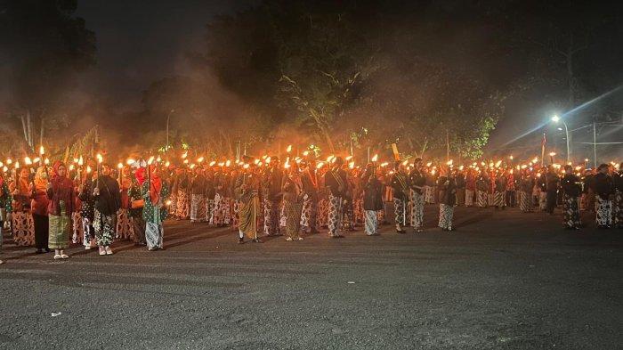 Prosesi tapa bisu dan birat sengkolo berlangsung pada malam menjelang Hari Jadi Kabupaten Wonosobo, Selasa (23/7/2024).