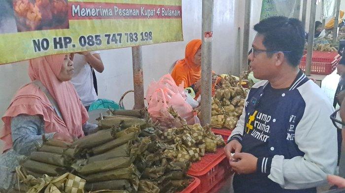 Rektor Universitas Muhammadiyah Purwokerto (UMP), Dr Jebul Suroso bersama anggota Badan Eksekutif Mahasiswa (BEM) blusukan ke Pasar Manis, Kamis (18/1/2024).