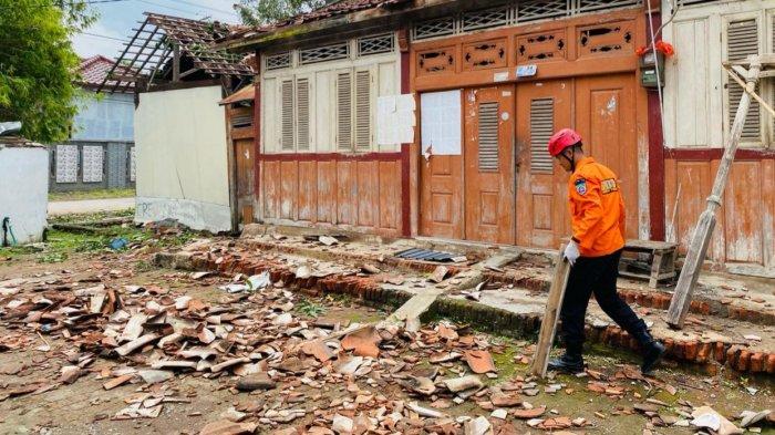 Relawan BPBD Kabupaten Tegal bersama warga sedang gotong royong membersihkan material bangunan yang berserakan akibat bencana angin puting beliung di Desa Kertasari, Kecamatan Suradadi, Kabupaten Tegal, Jawa Tengah, Rabu (7/2/2024).