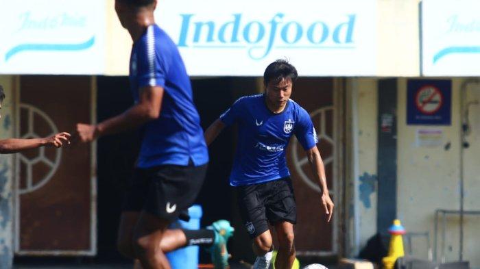 Pemain baru PSIS Semarang, Rifky Suryawan sudah bergabung dalam latihan perdana Mahesa Jenar di Stadion Citarum, Kota Semarang, Senin 22 Mei 2023 pag.