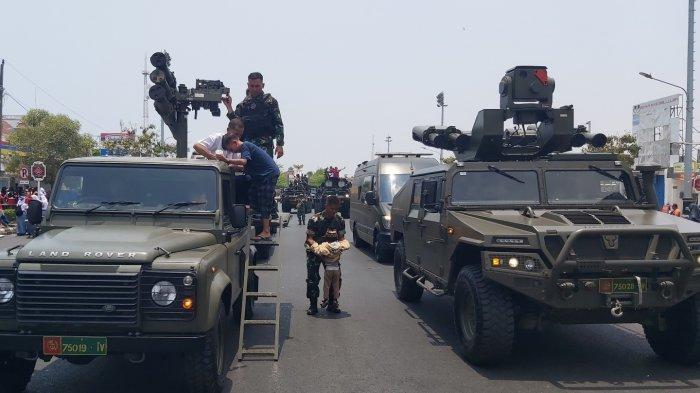 Rudal starstreak jenis LML (kiri) dan jenis MMS (kanan) dari Batalyon Arhanud 15/DBY Semarang saat pameran alutsista di Jalan Pancasila Tegal, Sabtu (7/10/2023).