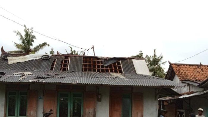 45 Rumah Warga Mernek Cilacap Rusak Diterjang Angin Ribut, Atap Seng ...