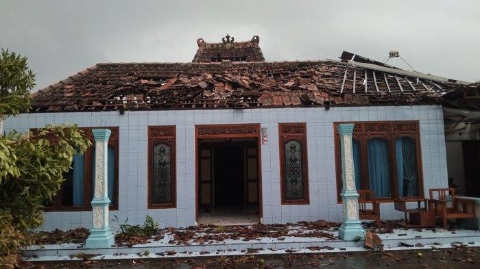ATAP RUSAK - Kondisi salah satu rumah di Desa Tambahagung, Kecamatan Tambakromo, Pati, yang atapnya rusak diterjang angin puting beliung, Rabu (23/4/2025). Bencana ini terjadi di dua desa di wilayah Kecamatan Tambakromo, yakni Tambahagung dan Kedalingan.