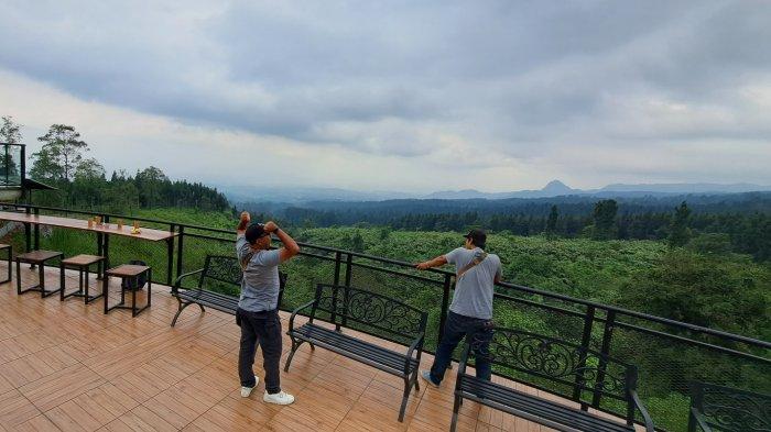 Suasana pemandangan di Safari See to Sky Baturraden yang menawarkan pemandangan alam Gunung Slamet dan panorama Kota Purwokerto, Banyumas. Sabtu (12/8/2023). Safari See to Sky spot wisata baru di Baturraden yang menawarkan suasana di tengah hutan lereng Gunung Slamet. Lokasinya cuma berjarak 5 kilometer dari lokawisata Baturraden atau satu jam dari Purwokerto.