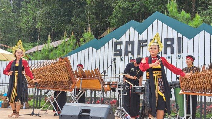 Pertunjukan kesenian kentongan khas Banyumas di Safari See to Sky Baturraden, Banyumas, Jawa Tengah. 