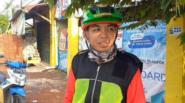 ISTIRAHAT - Sandi Setiawan, pemudik mengendarai sepeda gowes saat beristirahat di Kota Tegal, Kamis (27/3/2025). Sandi menempuh perjalanan mudik Lebaran 2025 dari Cikarang, Kabupaten Bekasi, Jawa Barat, menuju Kabupaten Gunung Kidul, Yogyakarta.