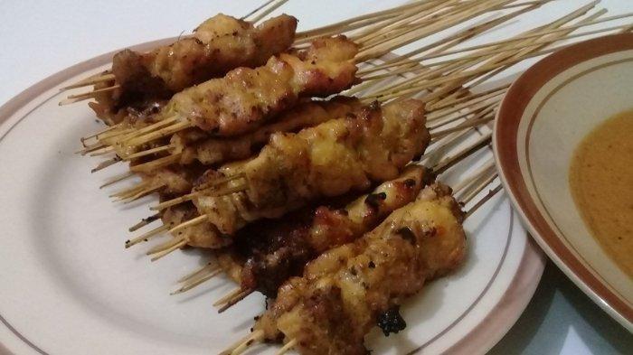 Hidangan sate ayam martawi untuk makan siang enak.