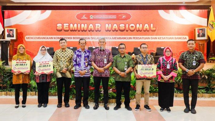 Sekda Jateng, Sumarno membuka seminar  bertajuk 'Mengembangkan Kompetensi Berbahasa dalam Upaya Membangun Persatuan dan Kesatuan Bangsa' di Kantor Badan Pengembangan Sumber Daya Manusia Daerah (BPSDMD) Jawa Tengah pada Selasa (29/10/2024).