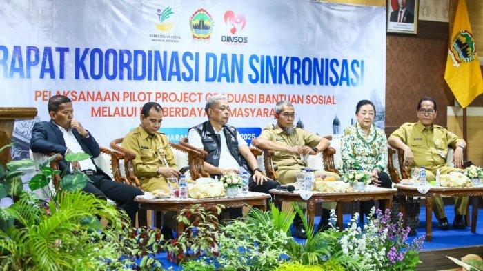 PENGENTASAN KEMISKINAN - Sekretaris Daerah (Sekda) Provinsi Jawa Tengah (Jateng), Sumarno saat membuka Rapat koordinasi dan sinkronisasi graduasi bantuan sosial di Kantor Dinas Sosial Jawa Tengah, Senin (24/2/2025). Dalam rapat tersebut hadir juga Wakil Menteri Sosial (Mensos), Agus Jabo.