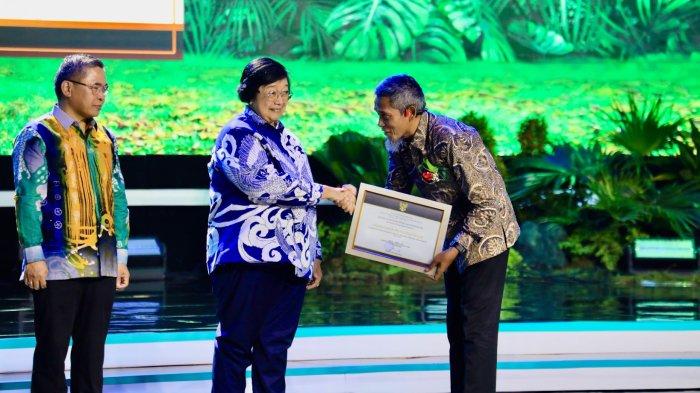 Sekretaris Daerah Provinsi Jawa Tengah, Sumarno (kanan) mewakili Pj Gubernur Jateng, Nana Sudjana menerima penghargaan dari Menteri LHK, Siti Nurbaya Bakar dalam acara 'Appreciation Night Festival LIKE 2024' di Jakarta Convention Center, Jakarta, Sabtu (10/8/2024) malam. Penghargaan diberikan atas dukungan Pj Gubernur Jateng terhadap gerakan Peduli dan Berbudaya Lingkungan Hidup di Sekolah (PBHLS) 2024.