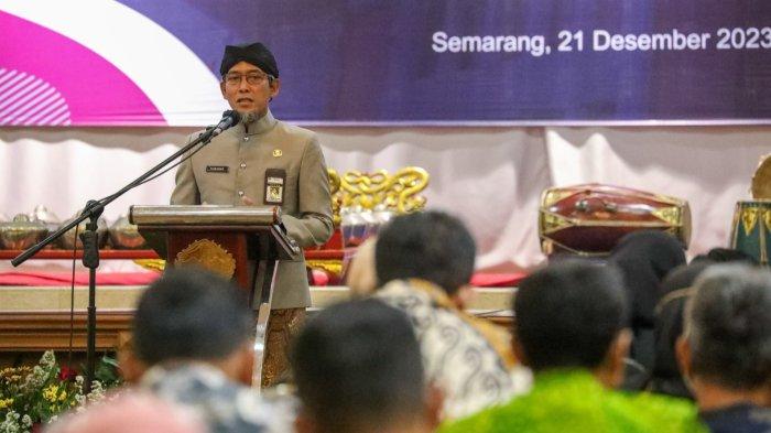 Sekda Provinsi Jateng, Sumarno memberikan pemaparan saat kegiatan sosialisasi Peraturan Daerah Provinsi Jateng Nomor 12 Tahun 2023 di Kantor Badan Pengelola Pendapatan Daerah Jateng, Kamis (21/12/2023).