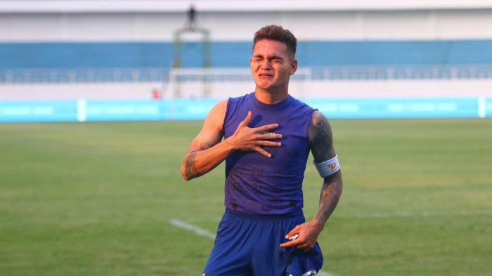 Pemain PSIS Semarang, Gali Freitas penuh emosional merayakan golnya ke gawang Madura United dalam laga lanjutan pekan ke-23 BRI Liga 1 2023/2024 di Stadion Jatidiri Semarang, Sabtu (16/12/2023). Gol Gali dipersembahkan untuk mendiang sang kakak yang baru saja meninggal baru-baru ini.
