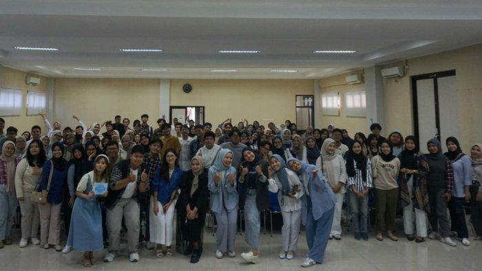 Peserta dan narasumber seminar 'Impact Circle with PARAGON' dengan tema 'Breaking The Toxic Productivity to Escape The Hustle Culture' yang diadakan AIESEC in Unsoed di Aula Fakultas Ilmu Budaya Universitas Jenderal Soedirman (Unsoed), Sabtu (4/5/2024).