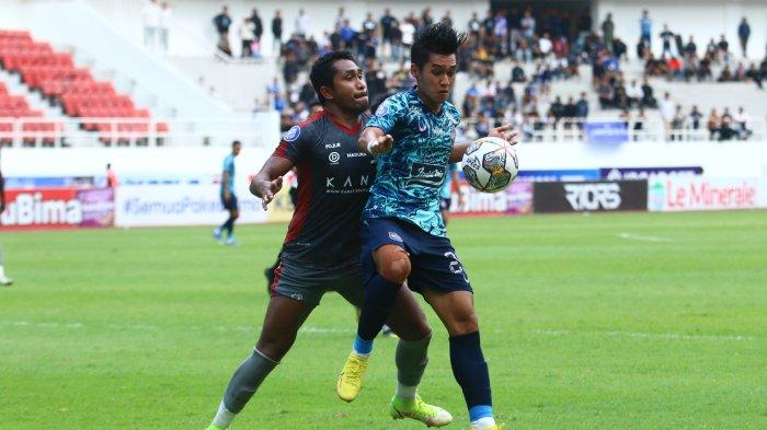 Pemain PSIS Semarang, Septian David Maulana mendapat kawalan ketat pemain belakang Madura United, Dodi Alekvan Djin pada laga lanjutan BRI Liga 1 2022/2023 di Stadion Jatidiri Semarang, Selasa (7/3/2023). Dalam laga ini PSIS kalah 2-0.
