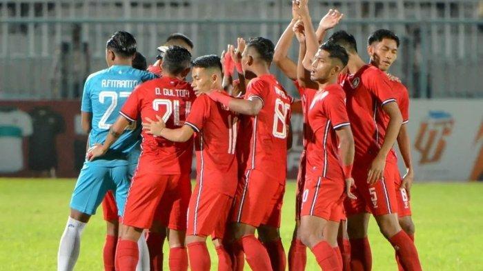 Skuat PSCS Cilacap saat melakukan tos saat pertandingan kontra Gresik United dalam lanjutan Liga 2 2022/2023 pekan kelima di Stadion Wijayakusuma Cilacap, Jumat (23/9/2022).