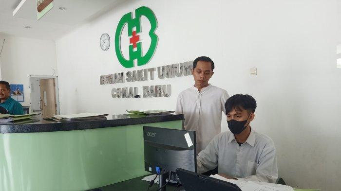 Humas RSU Comal Baru saat melihat data pasien korban kecelakaan bus Shantika yang masih rawat inap.