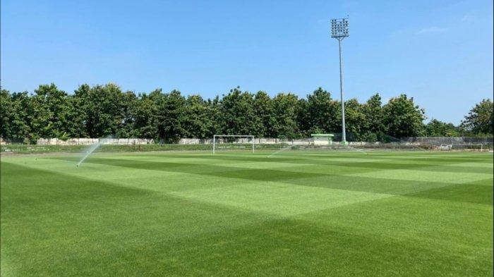 Kondisi lapangan Stadion Trisanja Slawi, Kabupaten Tegal setelah direnovasi.