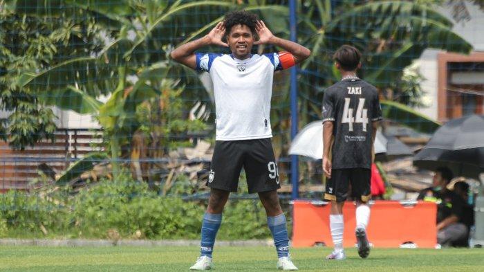 Pemain muda PSIS Semarang, Basajum Latuconsina.