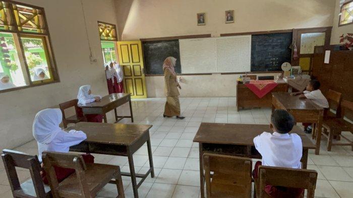 Suasana kelas di SDN Kauman 03 Batang di hari pertama masuk sekolah yang hanya ada 5 siswa, Senin (22/7/2024).