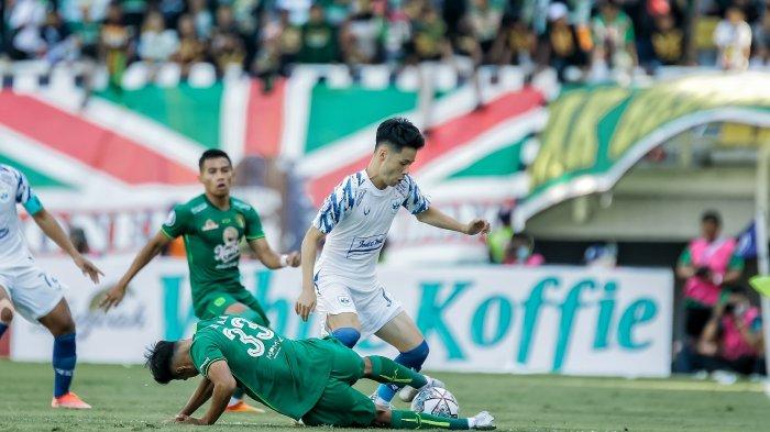 Penyerang PSIS, Taisei Marukawa saat berhadapan dengan seorang pemain Persebaya Surabaya pada laga lanjutan Liga 1 pekan keenam di Stadion Gelora Bung Tomo (GBT) Surabaya, Selasa (23/8/2022). Laga ini berkesudahan 1-0 atas keunggulan tuan rumah.