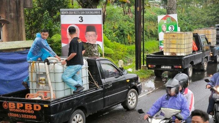 BPBD Kabupaten Wonosobo melakukan dropping air bersih kepada warga yang kesulitan air bersih di wilayah Kecamatan Garung dan Kejajar, Rabu (7/2/2024) akibat jaringan pipa air yang terputus dampak tanah longsor.