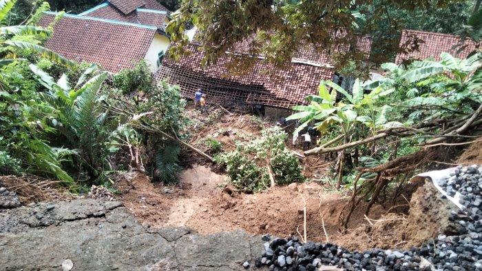 Tanah longsor menimpa rumah warga di Dusun Sentana RT 003 RW 005, Desa Kaliguwo, Kecamatan Kaliwiro, Wonosobo pada Sabtu (23/11/2024) sore.