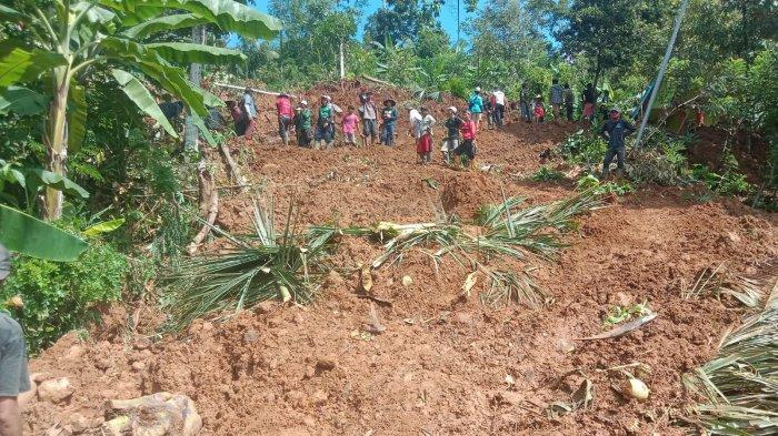 Anggota TNI bersama warga kerja bakti membersihkan material longsor yang terjadi di Kecamatan Salem, Brebes sekitar pukul 21.30 WIB pada Selasa (27/02/2024). Bencana ini terjadi akibat longsoran tebing jalan dengan panjang 55 meter dan tinggi 8 meter. Longsor menutup jalan kabupaten yang menghubungkan dua desa. Akses jalan tidak bisa dilalui kendaraan.