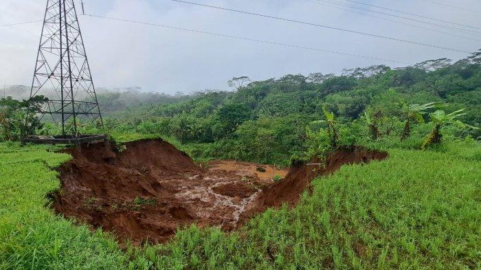 Longsor menutup jalur rel kereta api di petak Stasiun Karanggandul Karanglewas-Karangsari Cilongok, Kabupaten Banyumas, di KM 340+100, Senin (4/12/2023) dini hari. Akibat longsor ini, perlintasankereta api tidak bisa dilalui. Perjalanan kereta dialihkan ke lintas utara.