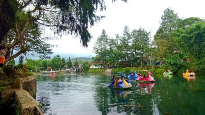 Suasana di Wisata Telaga Bedakah Wonosobo, banyak wisatawan bermain bebek air, Minggu (4/6/2023). 