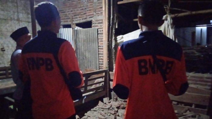 Kondisi satu rumah di Desa Kotayasa RT 9 RW 4 Kecamatan Sumbang, Kabupaten Banyumas, Jawa Tengah mengalami kerusakan akibat gempa bumi Bantul, Yogyakarta, Jumat 30 Juni 2023.