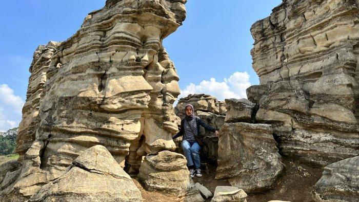 Tebing tinggi dari bebatuan kapur menjadi daya tarik tersendiri di tempat wisata Lubang Sewu di Desa Erorejo, Kecamatan Wadaslintang, Kabupaten Wonosobo, Jawa Tengah, Selasa (15/10/2024).