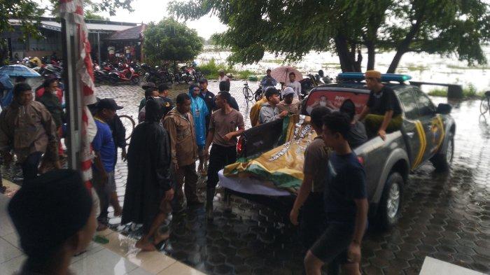 Warga mengerumuni jasad pelajar korban tenggelam usai bermain perahu di wilayah Desa Kirig, Kecamatan Mejobo, Kabupaten Kudus, Jumat (15/3/2024).