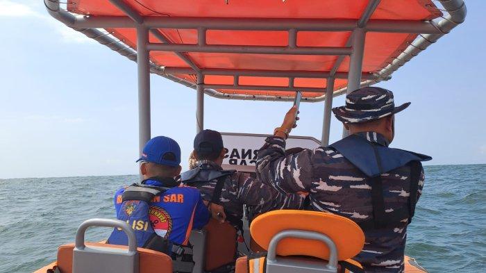 Tim SAR gabungan saat melakukan pencarian terhadap Riyanto ABK KM Gibran Jaya 02 yang tenggelam usai kapalnya terhantam ombak. Pencarian diperluas hingga ke perairan Pangandaran, Jawa Barat.